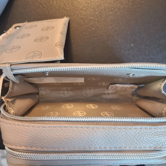 Adrienne Vittadini Studio Phone Charging RFID Wallet Crossbody Grey w/Cord Z NWT - Picture 6 of 11